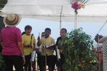 Mathieu,James-Brandon-with-their-hand-made-graters-singing-Log-Time