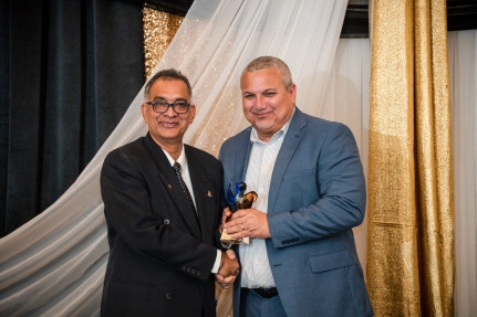 Ministry of Education and Training Celebrates Long-Serving Civil Servants at Awards Ceremony